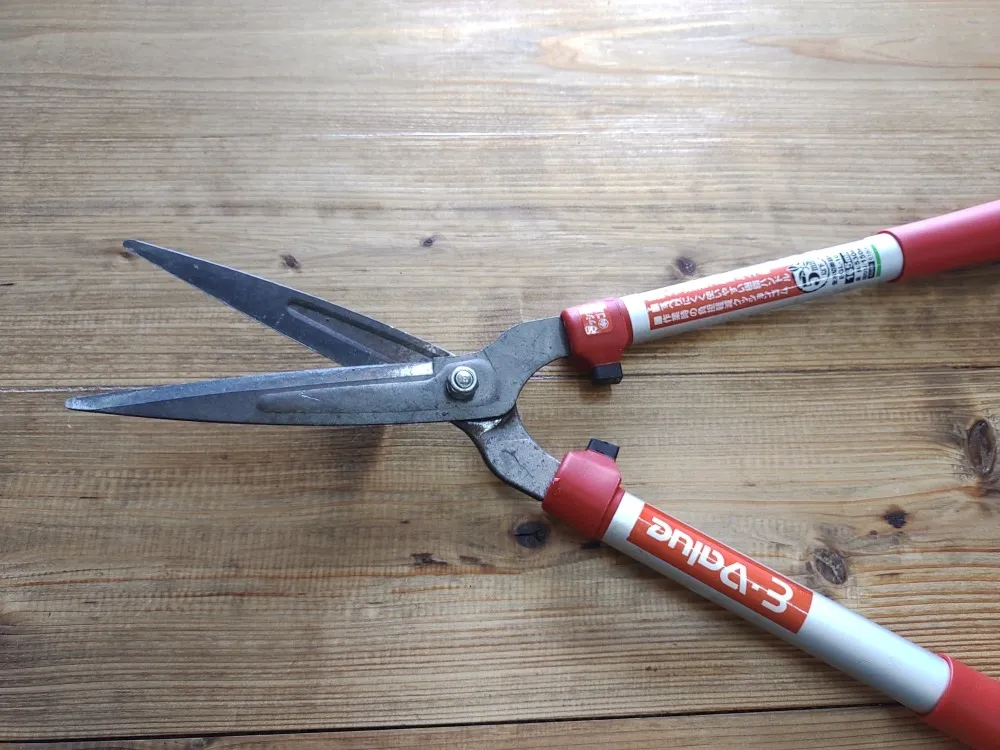 刈込鋏が切れなくなってきたので研ぐ