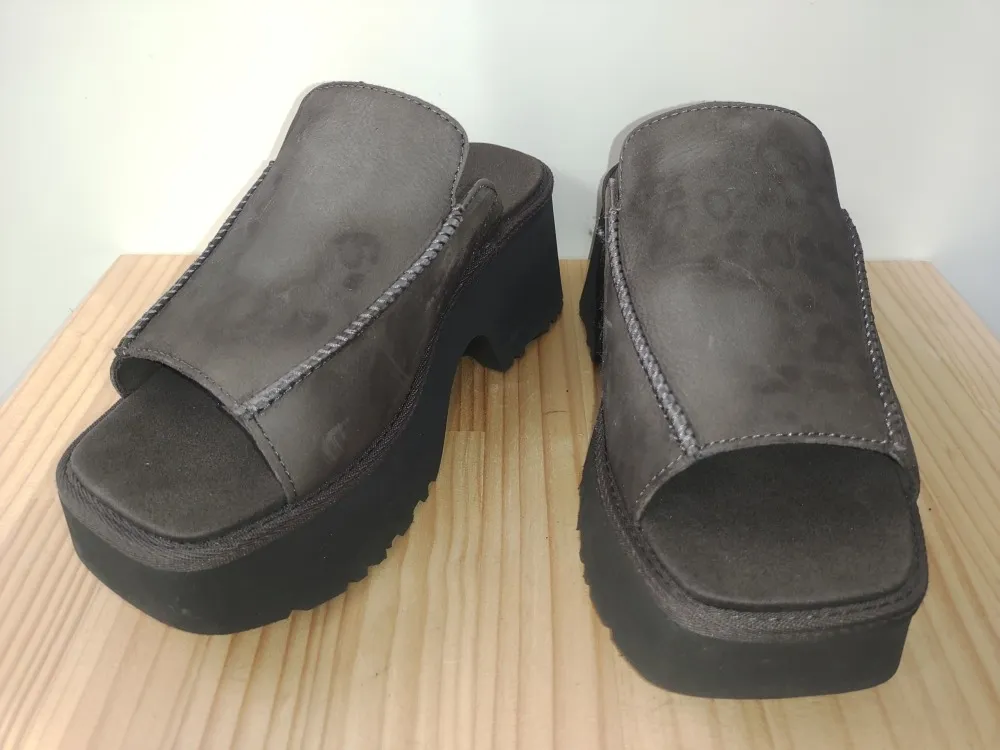 UGGのサンダルに芳香剤をこぼしてシミができたのでクリーニング