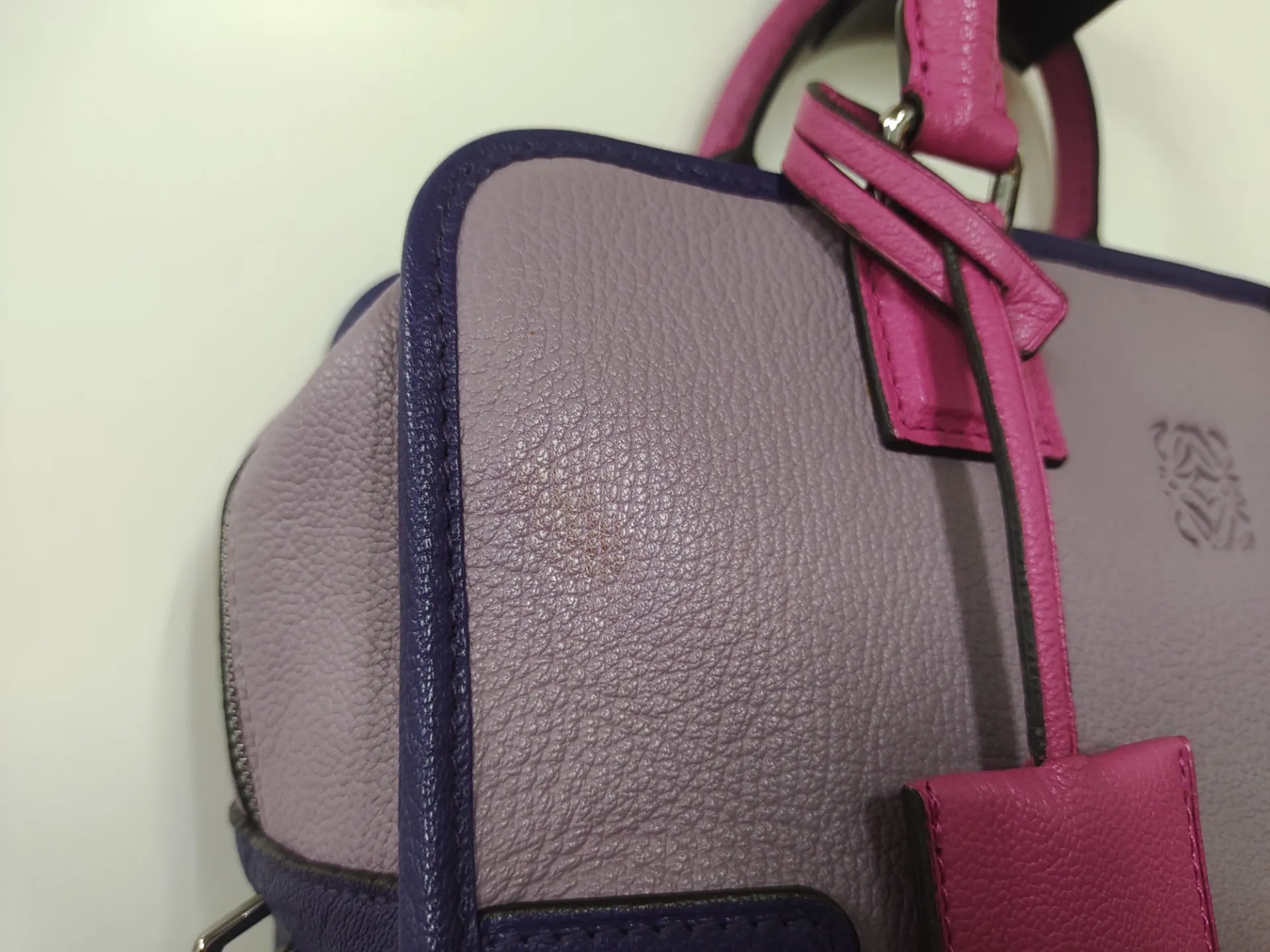 ロエベのハンドバッグがクリーナーで拭いたら色ハゲしてしまった