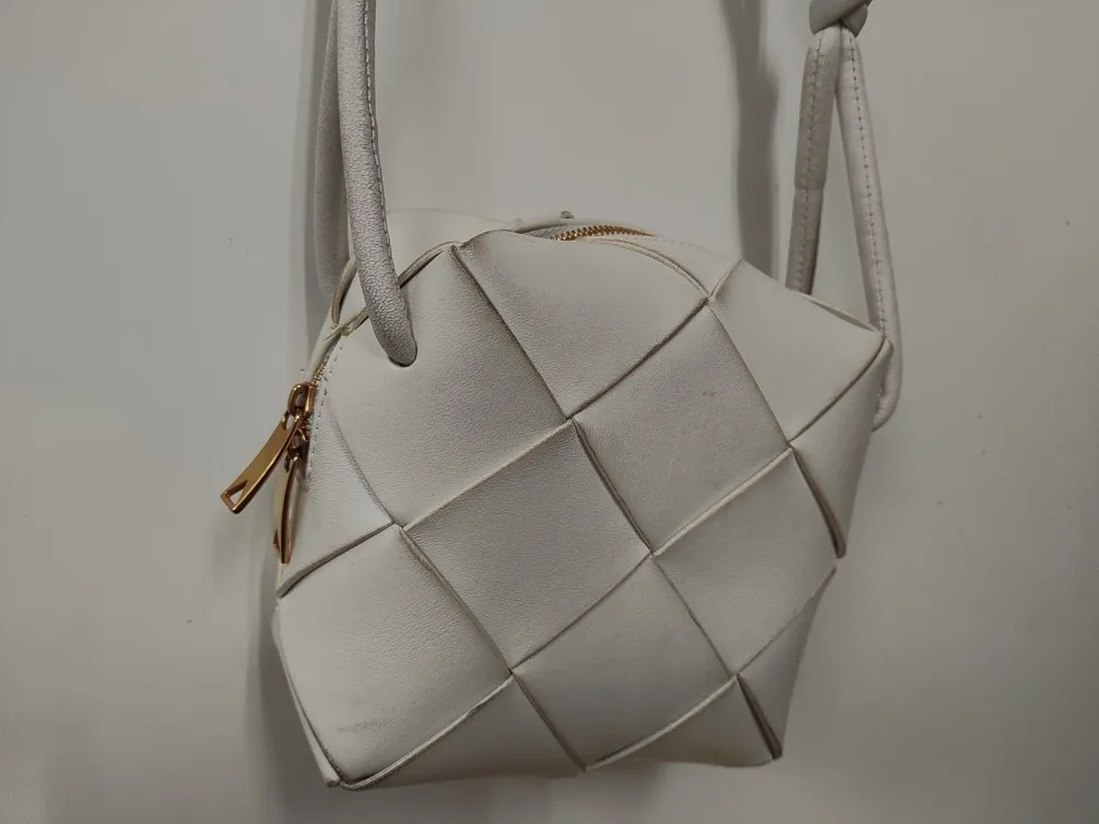 白い鞄が色ハゲしているのでカラーリング